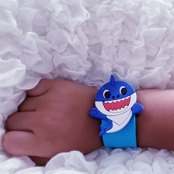 BUNDLE Baby Shark Bracelets & Key chains - Picture 5 of 7